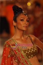 Model walks the ramp for Manish Malhotra Show on day 1 of HDIL on 6th Oct 2010 (31).JPG
